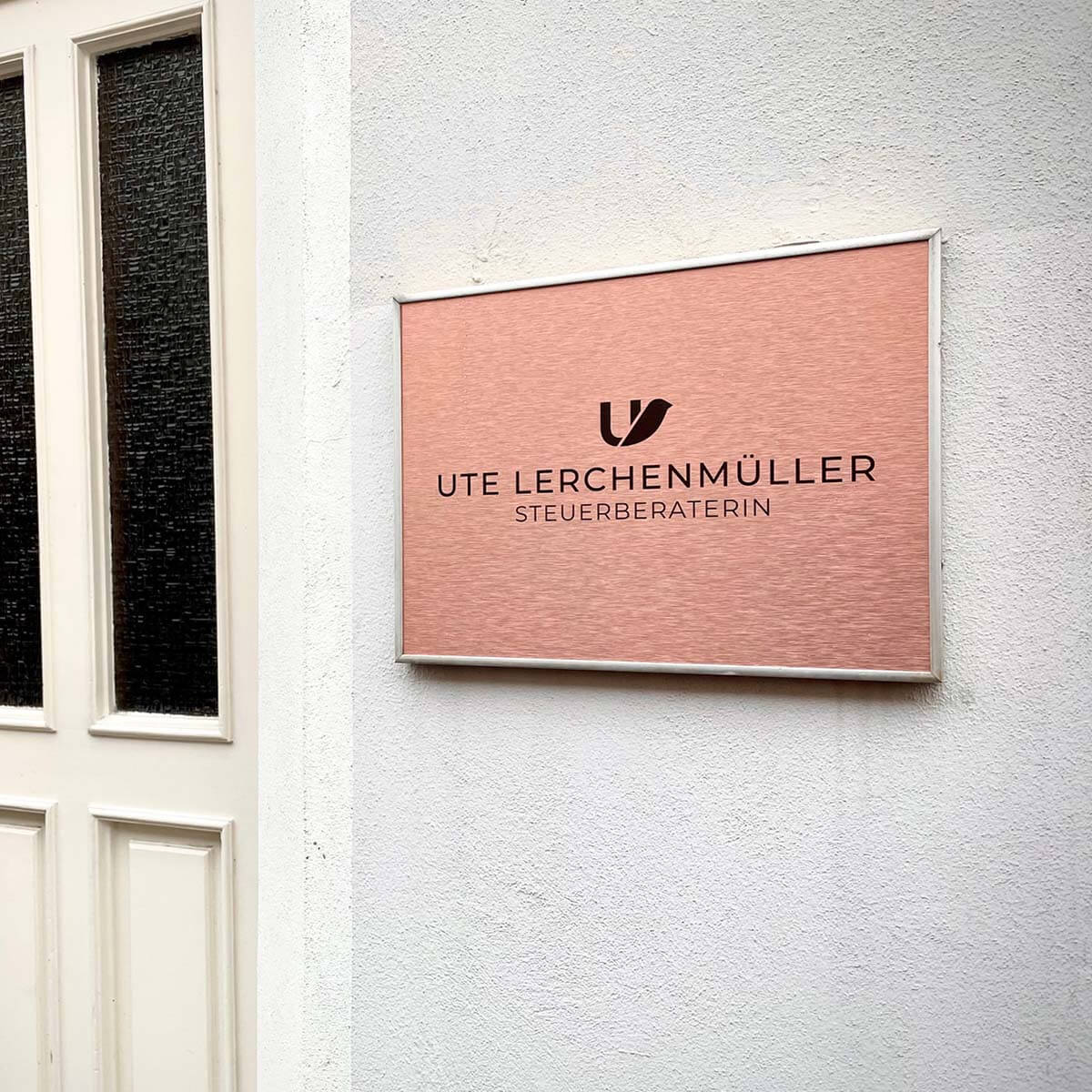Corporate Design - Eingangsschild Ute Lerchenmüller - designed by Dreispringer